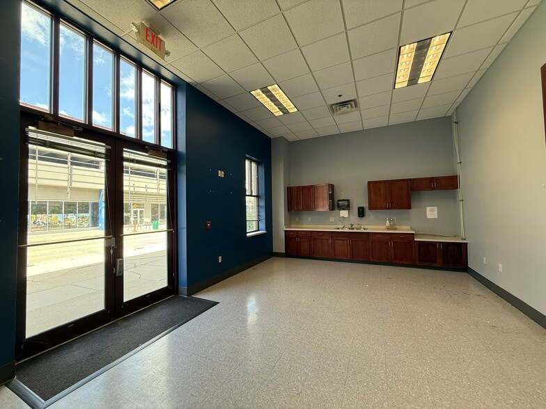 110-301 N Adams St, Green Bay, WI for lease - Interior Photo - Image 3 of 26