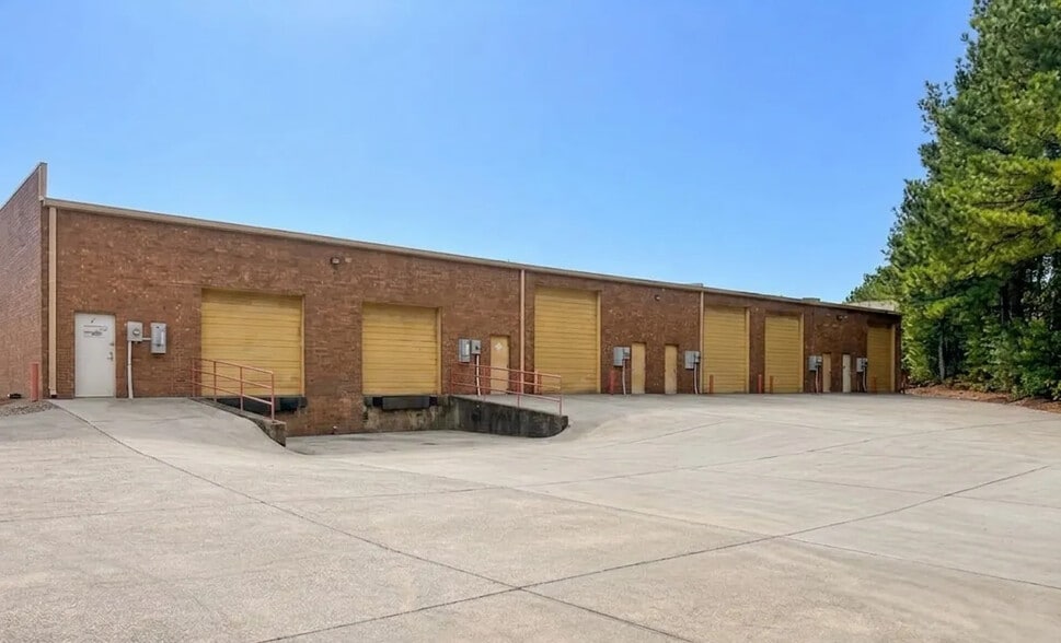 1049 Industrial Ct, Suwanee, GA for lease - Building Photo - Image 3 of 3