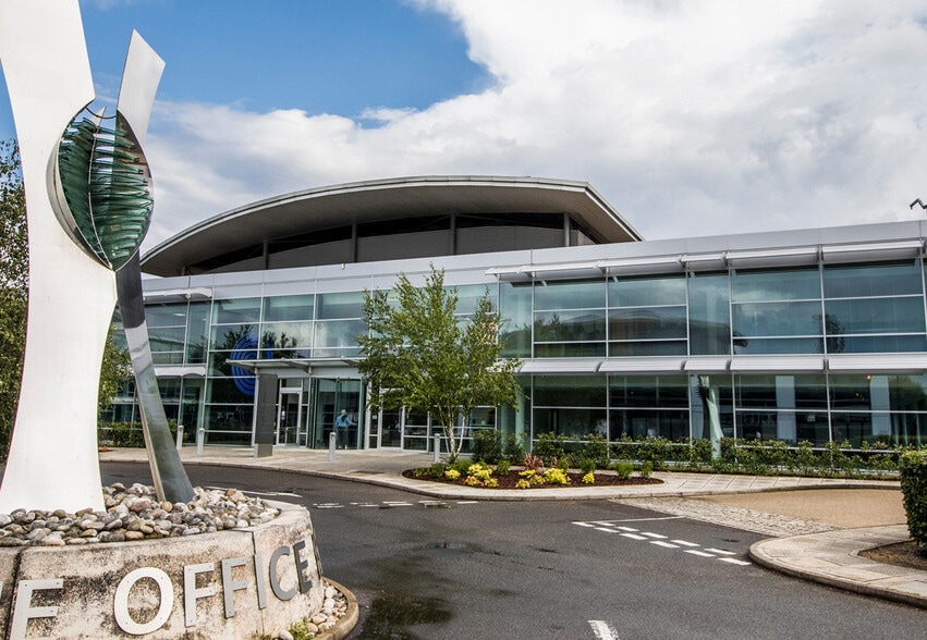 Springfield Dr, Leatherhead for lease - Building Photo - Image 1 of 3