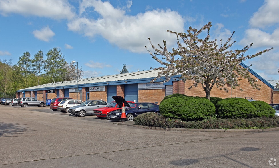 861-874 Plymouth Rd, Slough for lease - Building Photo - Image 1 of 8