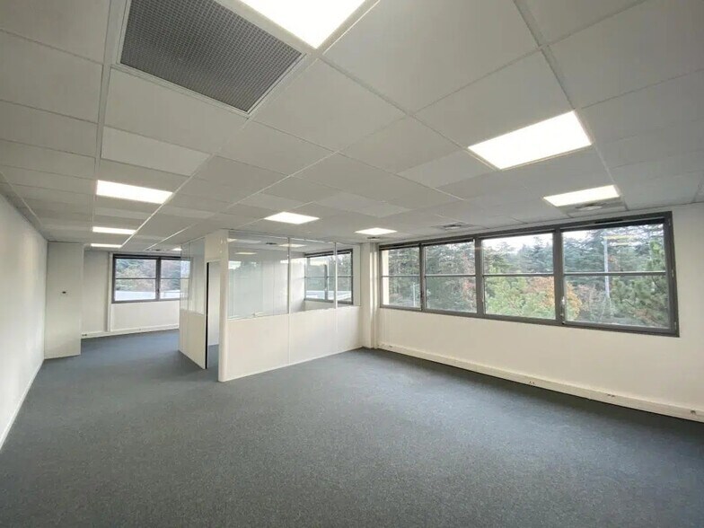 Office in Saint-Genis-Laval for lease - Interior Photo - Image 2 of 11