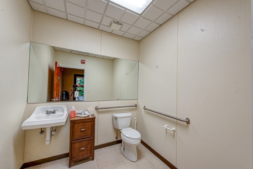 63 Eastport Manor Rd, Eastport, NY for sale - Building Photo - Image 3 of 39