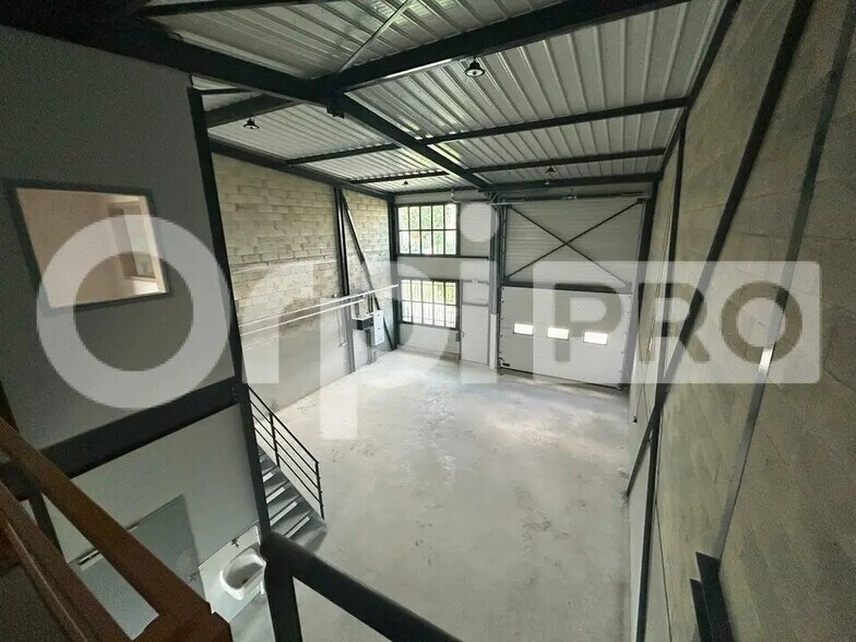 Flex in Ormoy for lease - Interior Photo - Image 2 of 6