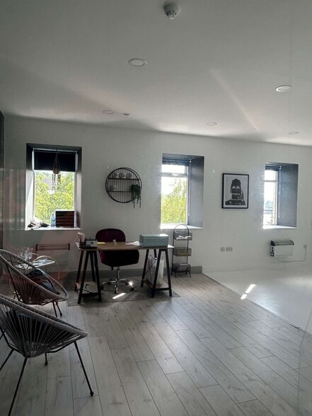 2 Distillery Brae, Londonderry for sale - Building Photo - Image 3 of 12