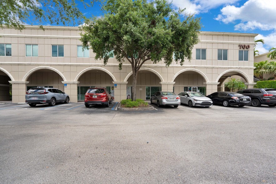 400 N Hiatus Rd, Pembroke Pines, FL for lease - Building Photo - Image 3 of 25