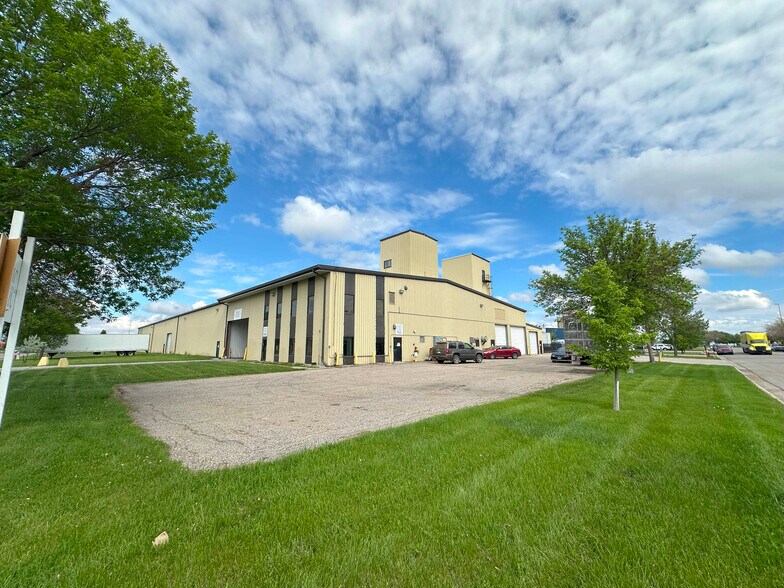 1402 N 40th St, Fargo, ND for lease - Building Photo - Image 1 of 7