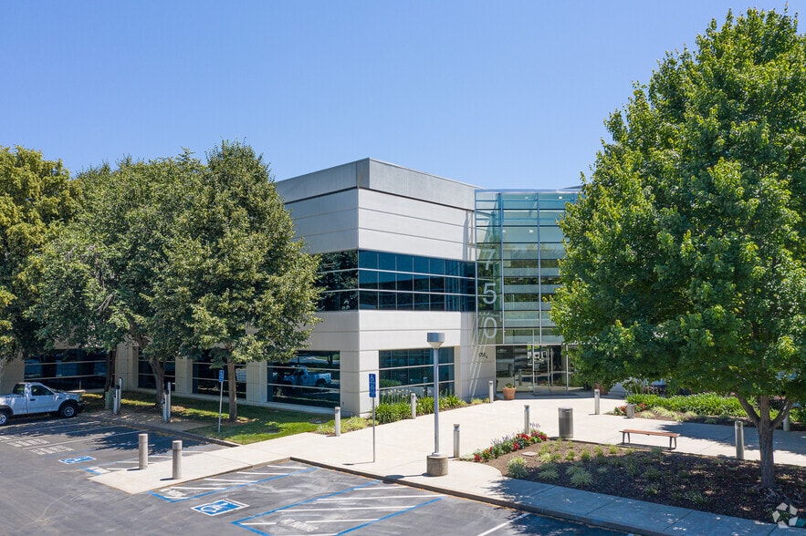 1740 Creekside Oaks Dr, Sacramento, CA for lease - Building Photo - Image 1 of 4