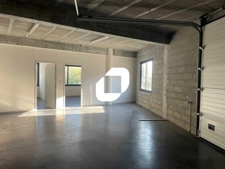 Flex in Yvrac for lease - Interior Photo - Image 1 of 3