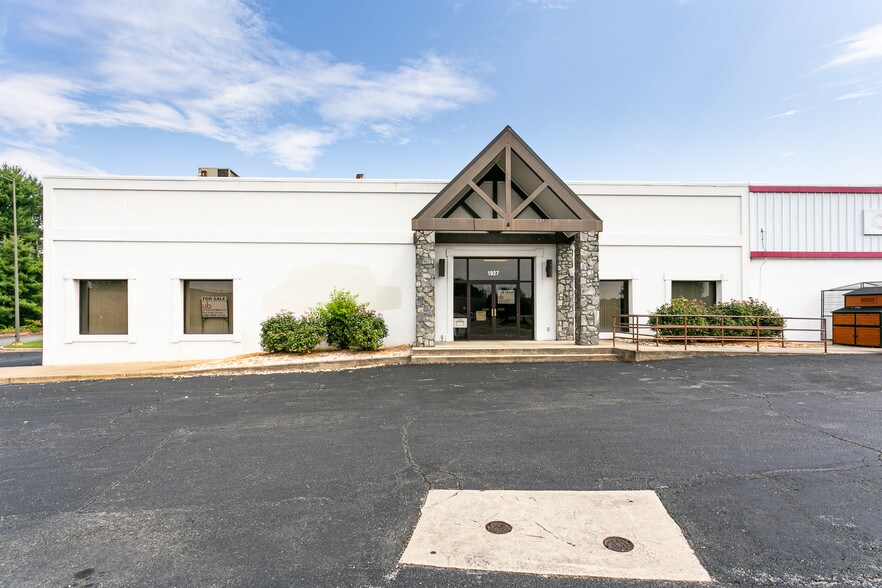 1927 N Bridge St, Elkin, NC 28621