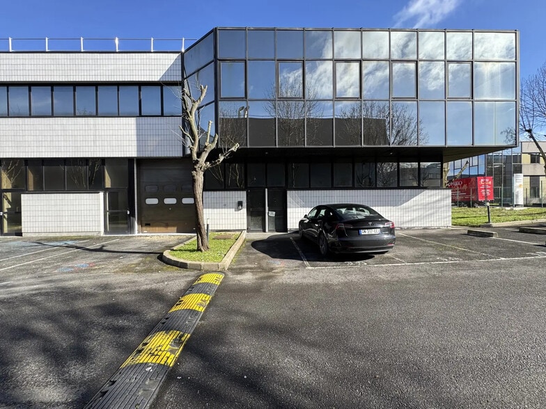 Flex in Nanterre for lease - Building Photo - Image 2 of 10