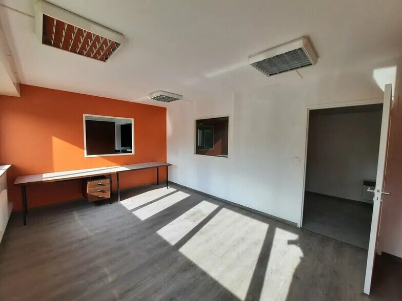 Office in Rouen for lease - Interior Photo - Image 3 of 10