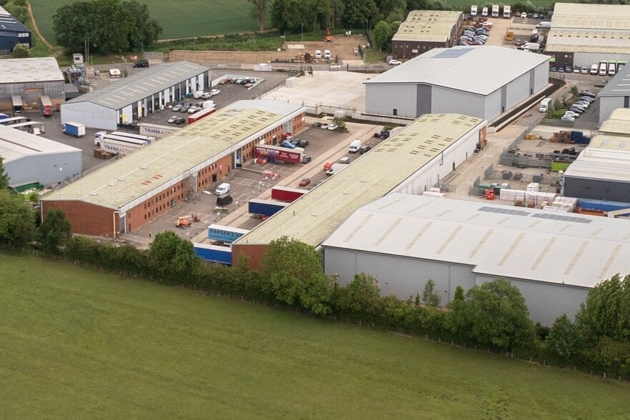 Meadow Vw, Long Crendon for lease - Building Photo - Image 2 of 9