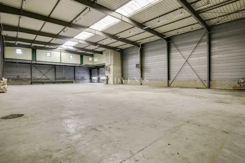 Flex in Montigny-le-Bretonneux for lease Interior Photo- Image 1 of 2