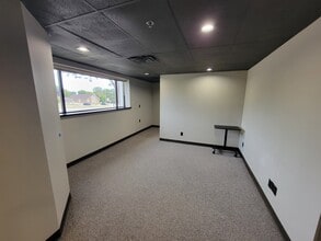 21415 W Greenfield Ave, New Berlin, WI for lease Interior Photo- Image 2 of 5