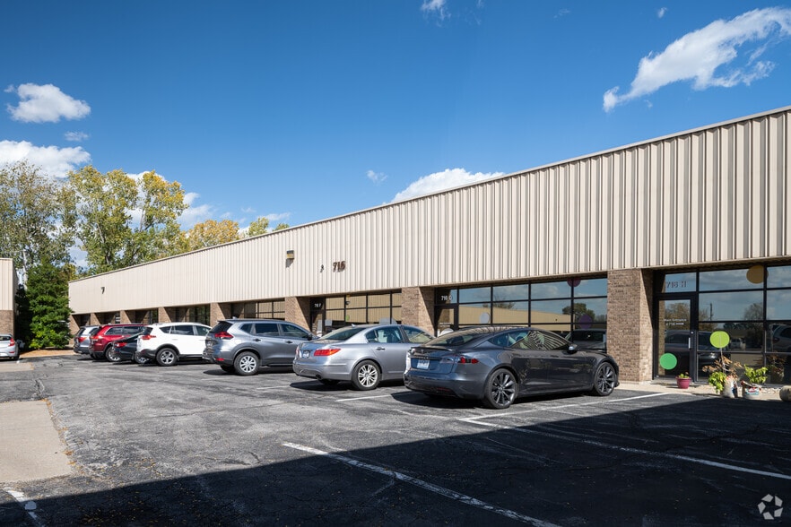 716 Crown Industrial Ct, Chesterfield, MO for lease - Primary Photo - Image 1 of 4