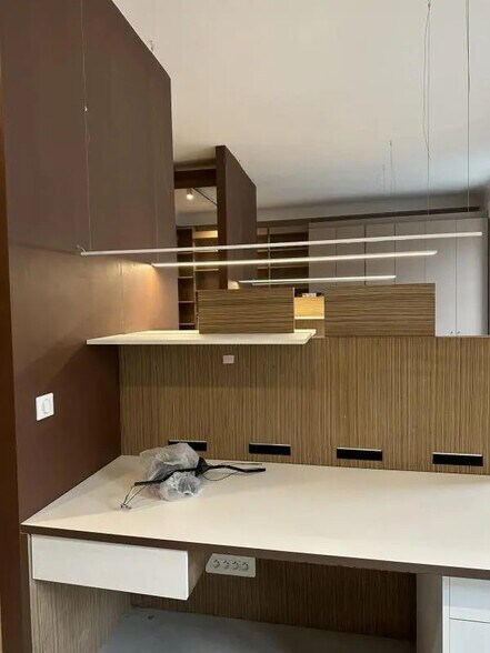 Flex in Paris for lease - Interior Photo - Image 3 of 7