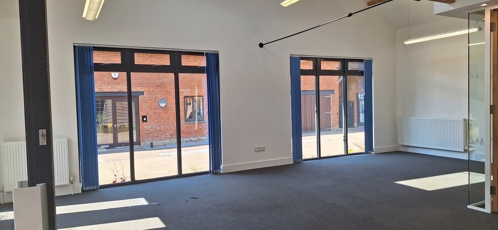 The Courtyard, Woodbury for lease - Interior Photo - Image 3 of 9