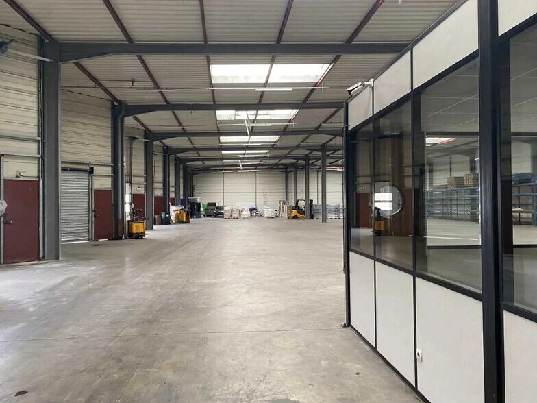 Office in Corbas for lease - Interior Photo - Image 3 of 7