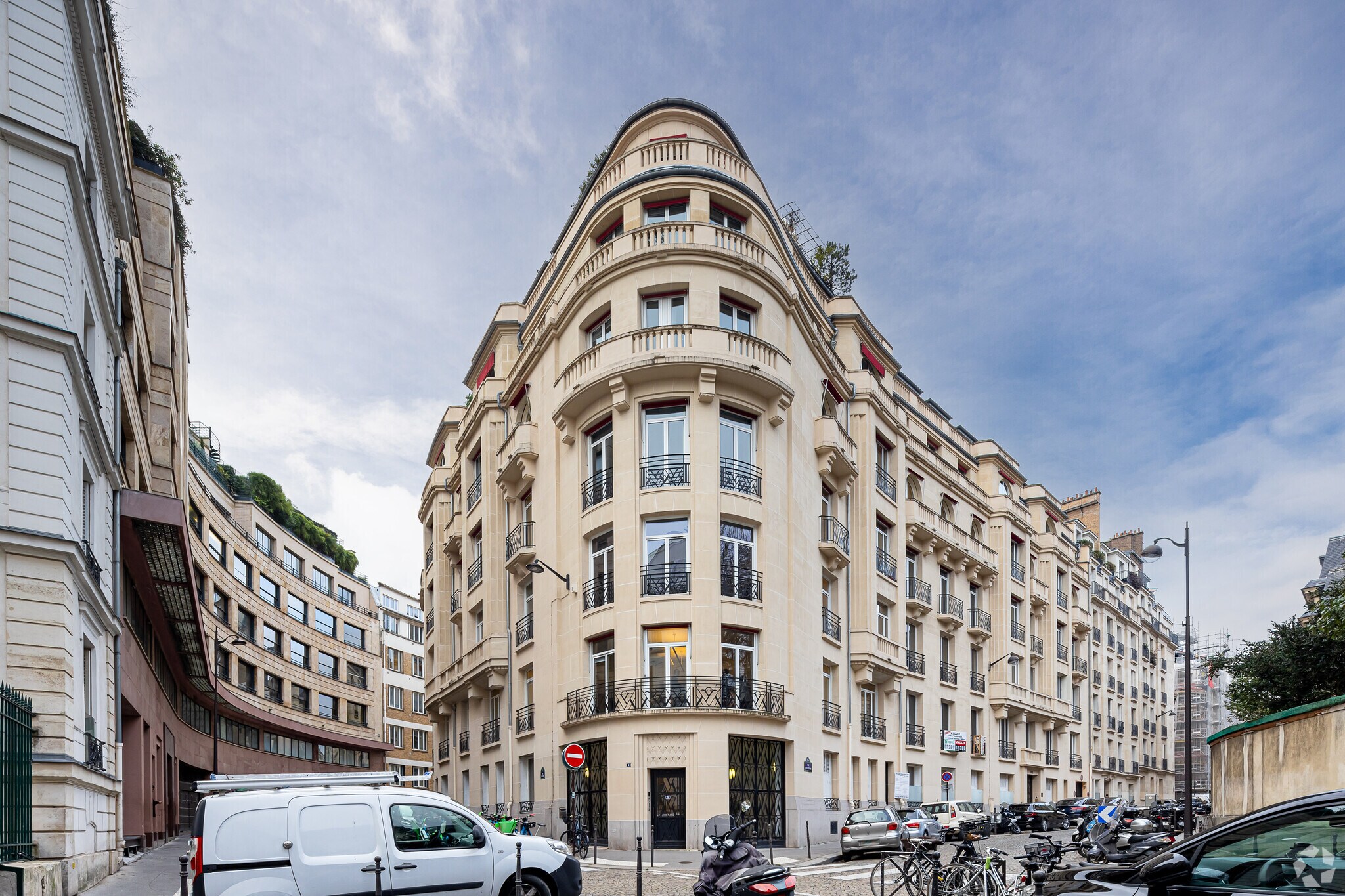 2 B Rue Lord Byron, Paris for sale Primary Photo- Image 1 of 6