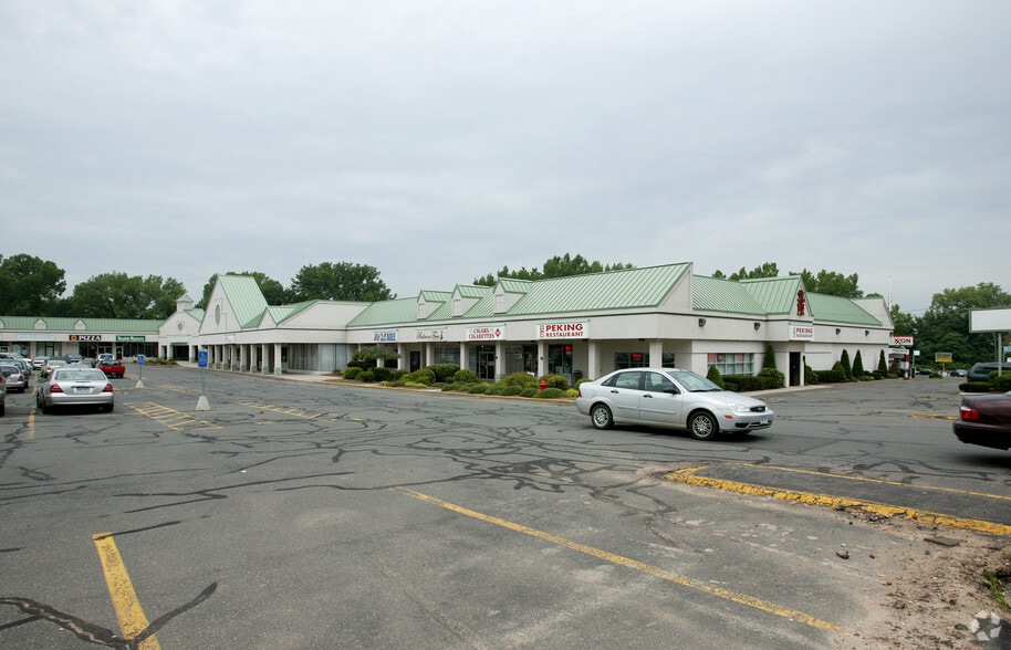 604-640 Enfield St, Enfield, CT for lease - Building Photo - Image 2 of 8