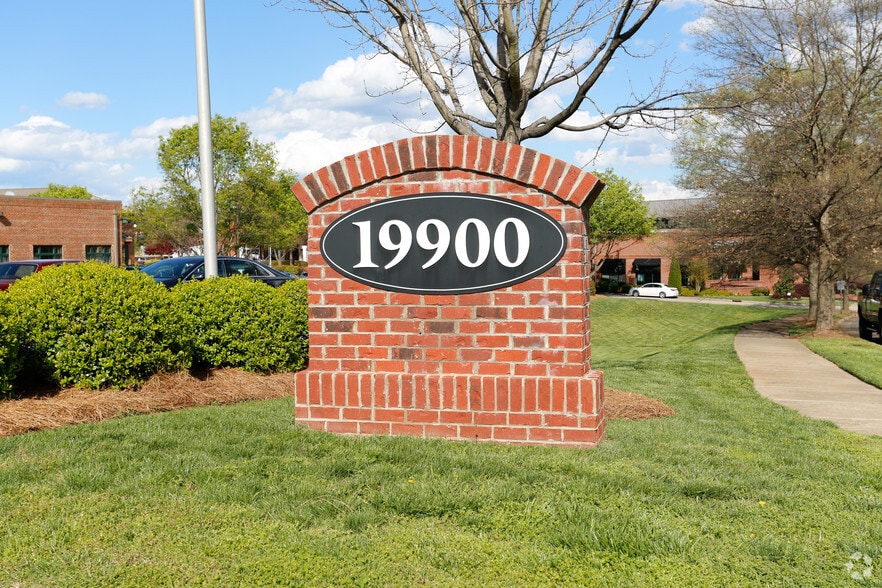 19900 W Catawba Ave, Cornelius, NC for lease - Building Photo - Image 2 of 12