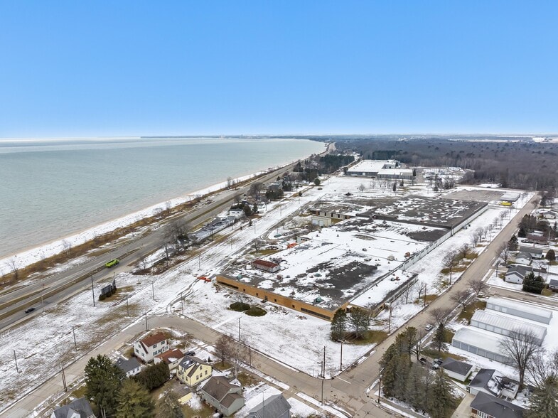 606 Parkway Blvd, Two Rivers, WI for lease - Building Photo - Image 1 of 17