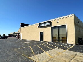 8935-8947 Kingsridge Rd, Dayton, OH for lease Building Photo- Image 2 of 7