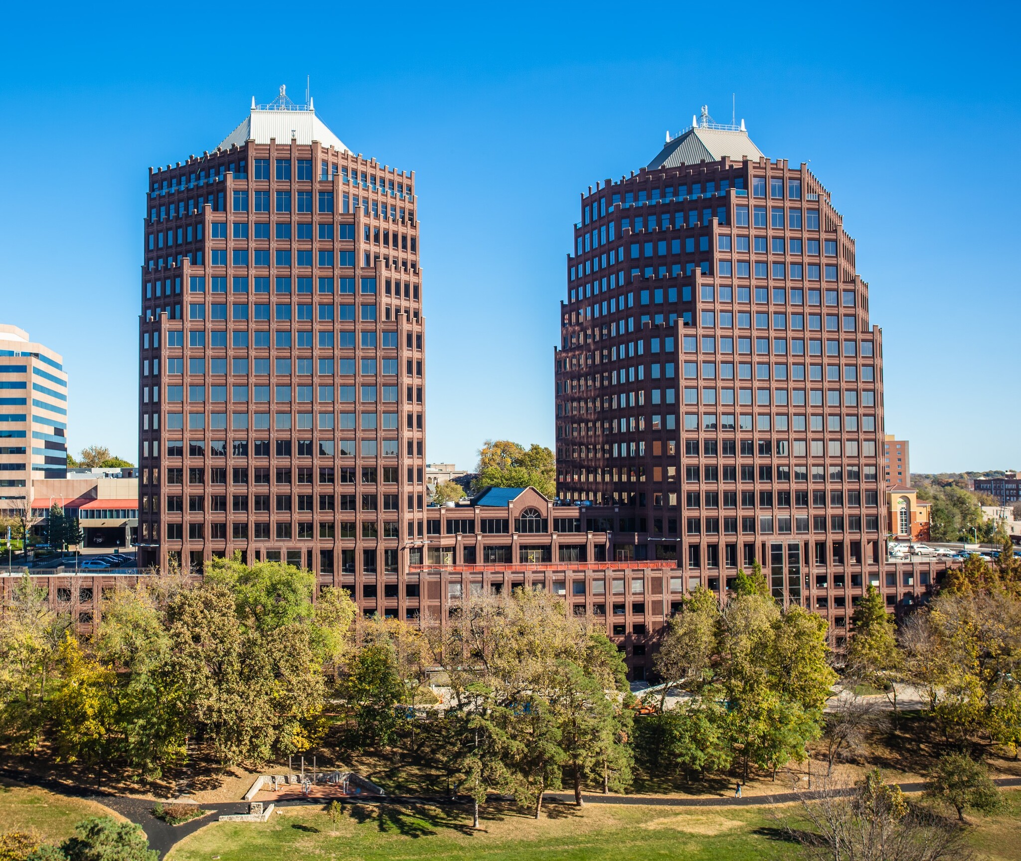 4520 Main St, Kansas City, MO for lease Building Photo- Image 1 of 9