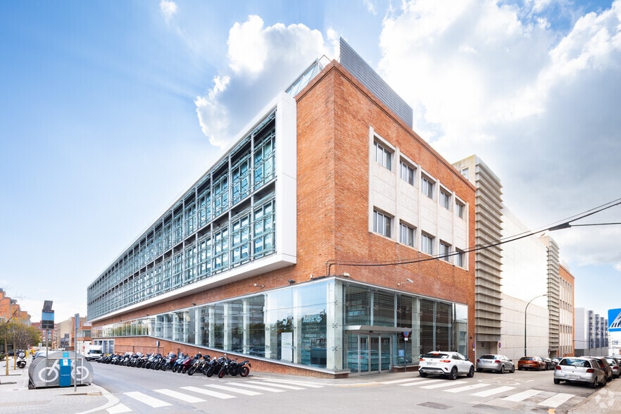Office in Esplugues de Llobregat, Barcelona for lease - Primary Photo - Image 1 of 5