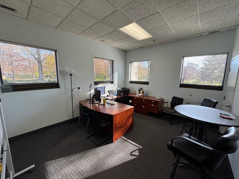 10100 Crosstown Cir, Eden Prairie, MN for sale - Building Photo - Image 2 of 21