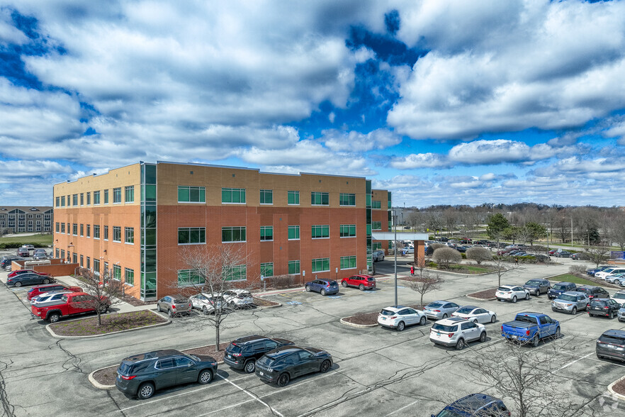 525 E Congress Pky, Crystal Lake, IL for lease - Building Photo - Image 2 of 7