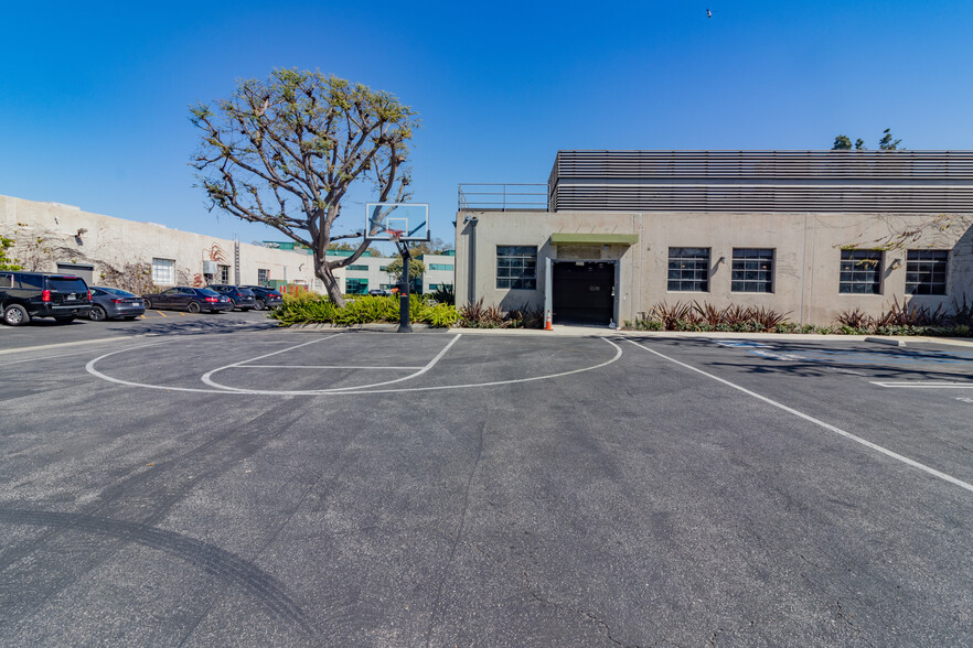 10567 Jefferson Blvd, Culver City, CA for lease - Building Photo - Image 2 of 17