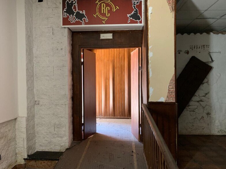 Retail in Espronceda for sale - Building Photo - Image 2 of 9