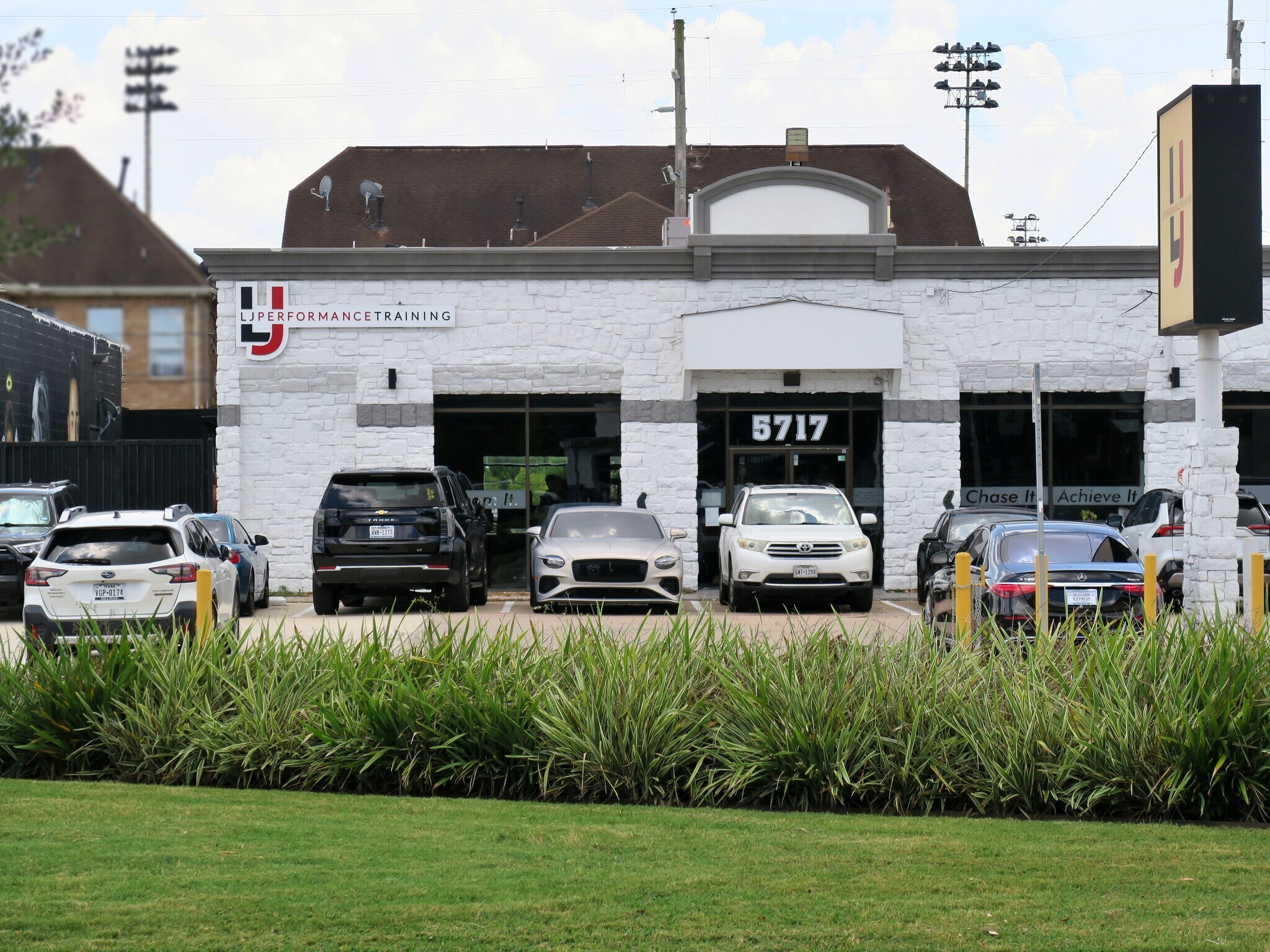 5717 Richmond Ave, Houston, TX for lease Interior Photo- Image 1 of 40