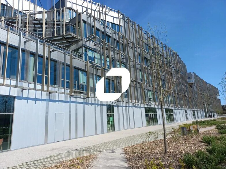 Office in Lezennes for lease - Building Photo - Image 2 of 12