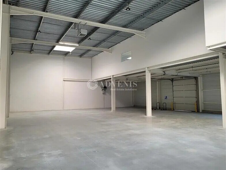 Flex in Carquefou for lease - Interior Photo - Image 2 of 6