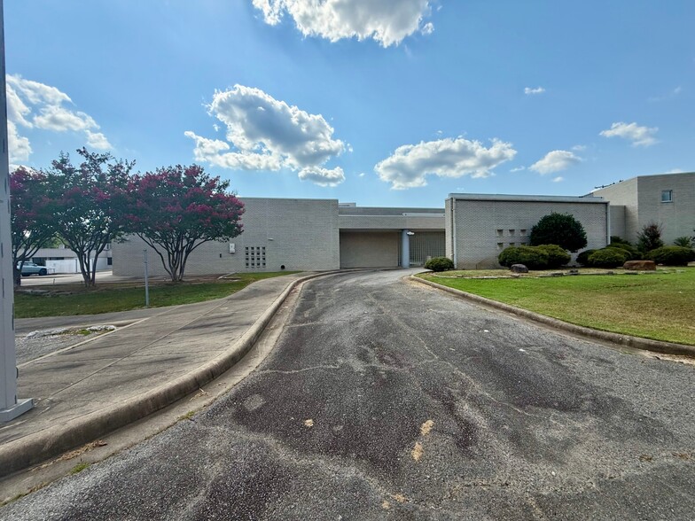 1000-1014 Clarksville & 1001 E. Austin portfolio of 2 properties for sale on LoopNet.com - Building Photo - Image 1 of 21