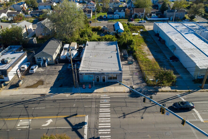 601-603 W Montauk Hwy, Lindenhurst, NY for sale - Building Photo - Image 1 of 1