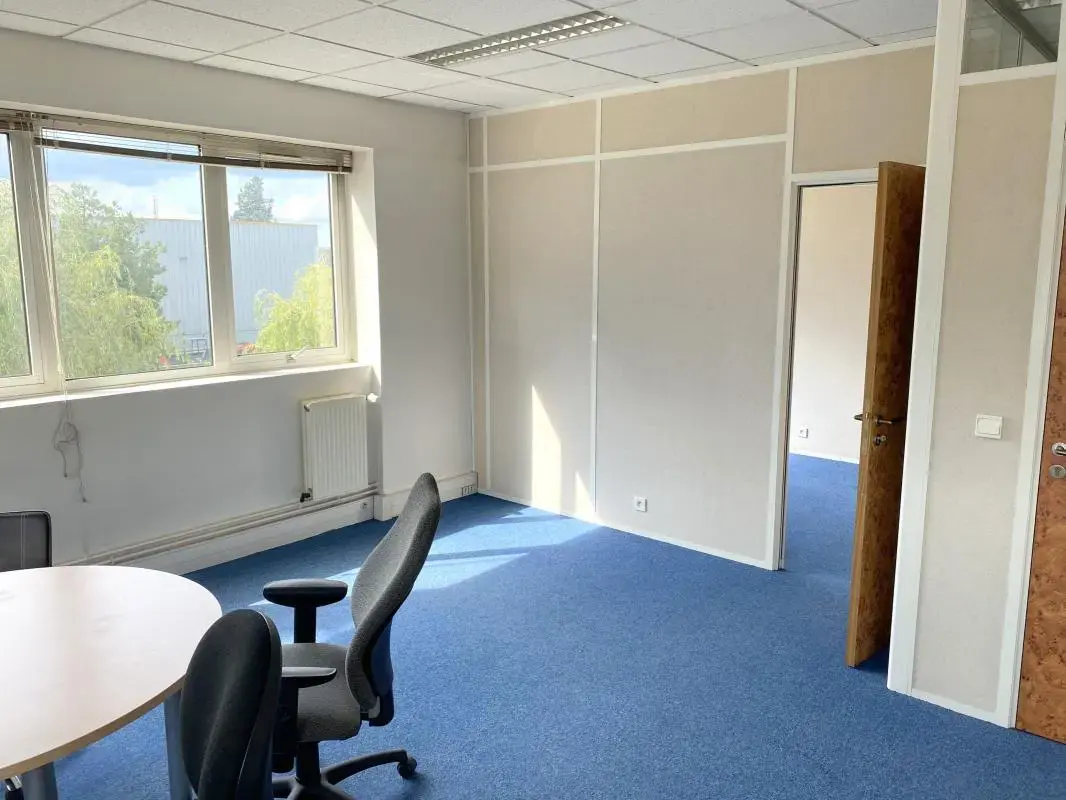 Chaussee Jules Cesar, Beauchamp for lease Interior Photo- Image 1 of 3