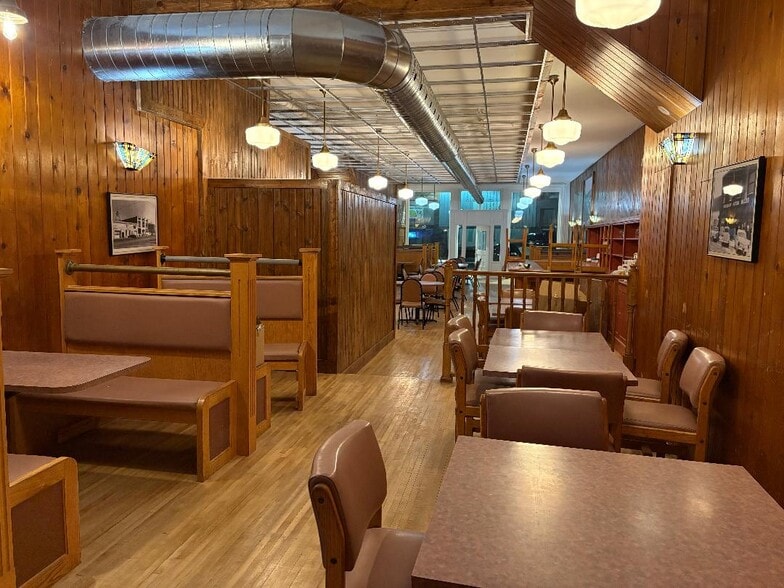 125 Main St, Slater, MO for lease - Interior Photo - Image 2 of 2