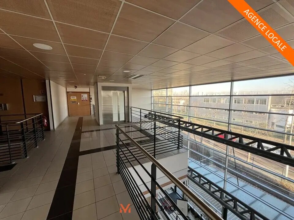 Office in Poissy for lease Lobby- Image 1 of 5