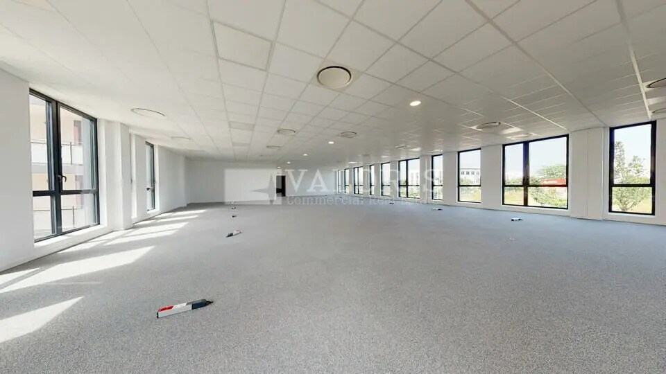 Office in Vaulx-en-Velin for lease Interior Photo- Image 1 of 11