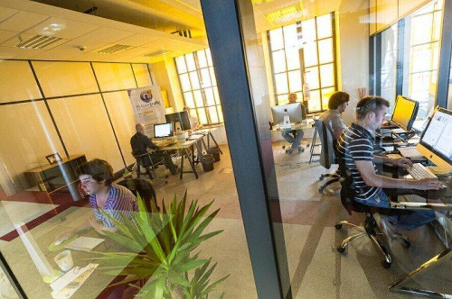 Office in Le Petit-Quevilly for lease - Interior Photo - Image 3 of 3