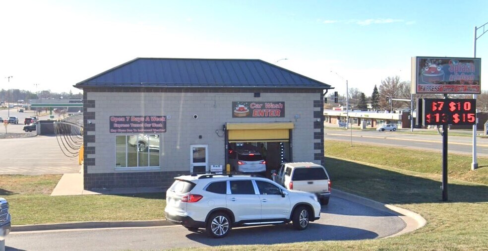 2211 Park Ave, Muscatine, IA 52761 Splash & Dash Express Car Wash 