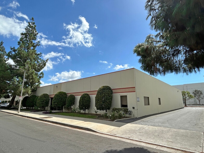 16540-16542 Arminta St, Van Nuys, CA for lease - Building Photo - Image 1 of 5
