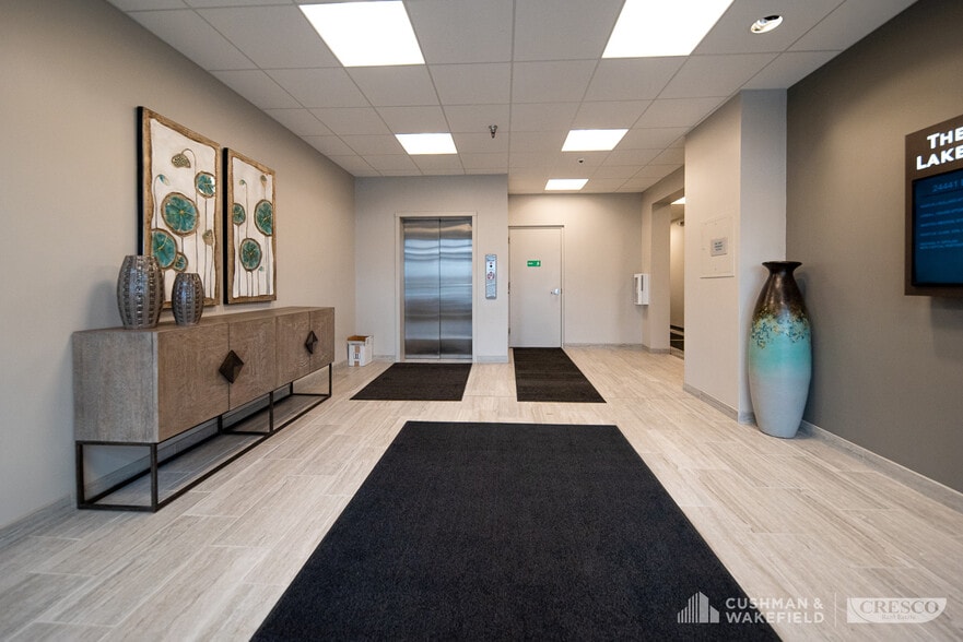 24441-24481 Detroit Rd, Westlake, OH for lease - Lobby - Image 2 of 6