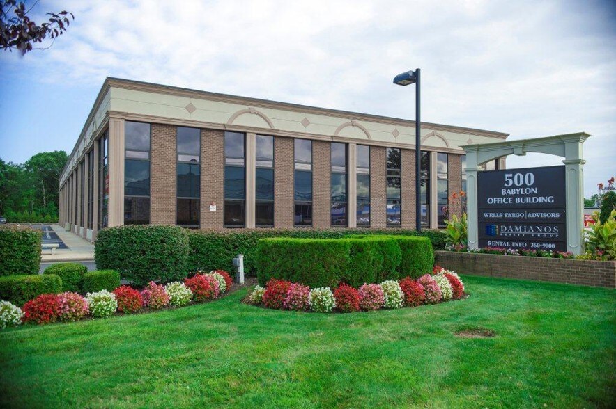 500 W Main St, Babylon, NY 11702