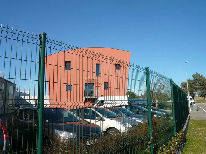 Office in Messimy for lease - Building Photo - Image 2 of 5