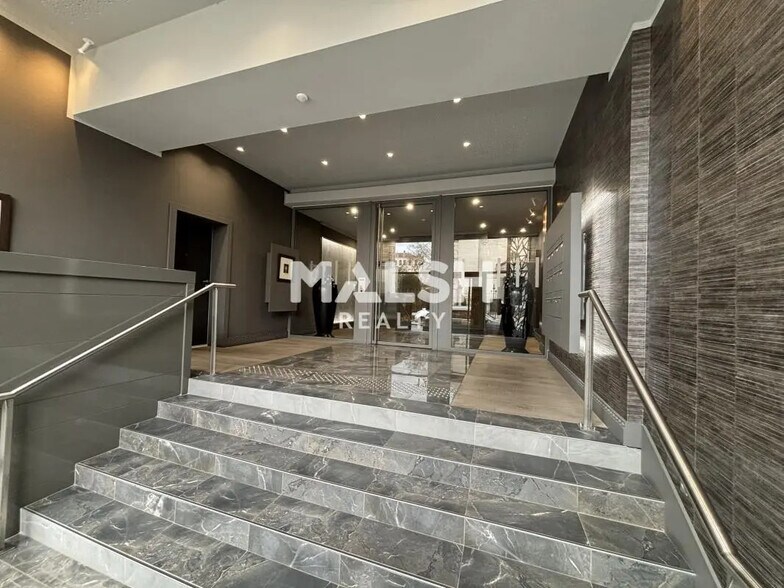 Office in Lyon for lease - Building Photo - Image 2 of 15