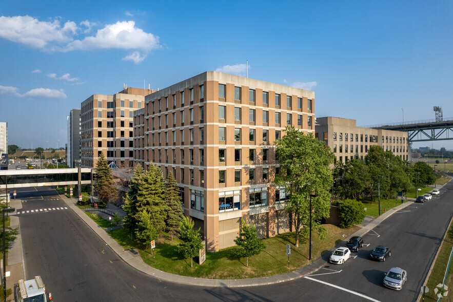 1000 Rue De Sérigny, Longueuil, QC for lease - Primary Photo - Image 1 of 7